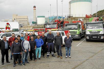 De vuelta a casa. Operarios de Endesa, este jueves antes de embarcar con los generadores, vía marítima hacia Barcelona. Abajo, l