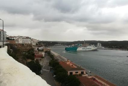 El buque de Baleària, en el puerto de Maó este sábado debido al cierre del dique de Son Blanc