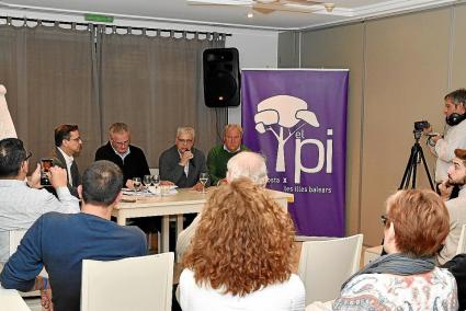 El presidente del PI, Jaume Font, en la mesa informativa sobre el apagón este miércoles en Es Mercadal