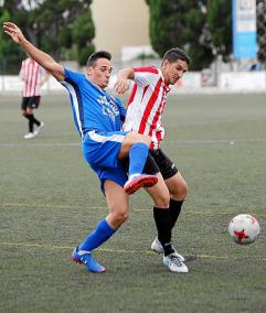 Robert Pulido, luchando por controlar el esférico