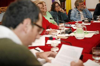 La edil Maria Camps escucha a Cristóbal Marqués anoche durante el debate presupuestario