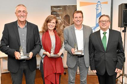 Josep Sastre, Anja Sánchez-Rodrigo, Bosco Triay y Josep Pons Fraga, con los faros del Foro Menorca