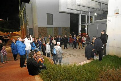 Medio centenar de personas se concentraron frente a los juzgados de Maó