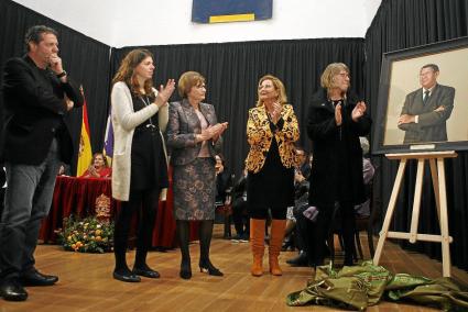 Familiares del homenajeado se encargaron de descubrir la imagen de Cardona Sans, una obra del pintor Carlos Mascaró