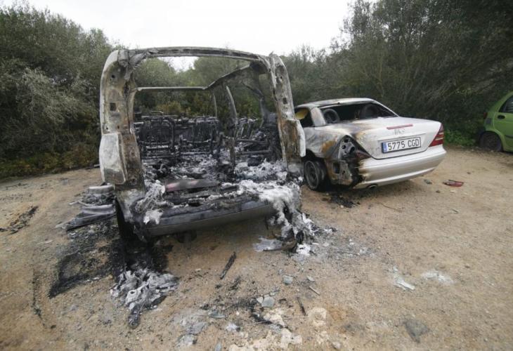 Dos de los vehículos incendiados en el aparcamiento