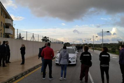 Piquetes informativos ayer por la mañana a la entrada del centro penitenciario en la carretera de Sant Lluís.