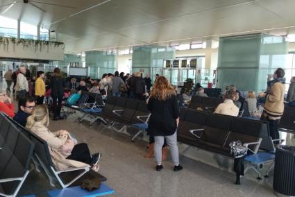 Pasajeros afectados, esperando en la terminal del aeropuerto para volar