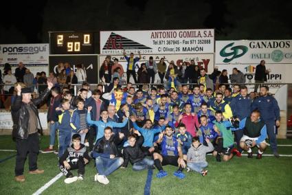 Jugadores y afición de la UD Mahón celebran este sábado su título de Copa Regional