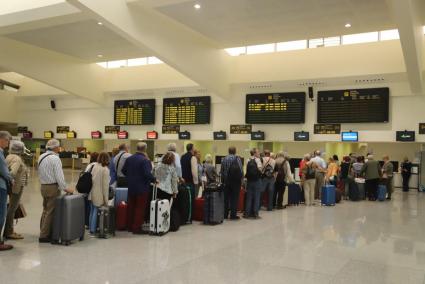 Pasajeros en la terminal del aeropuerto de Menorca