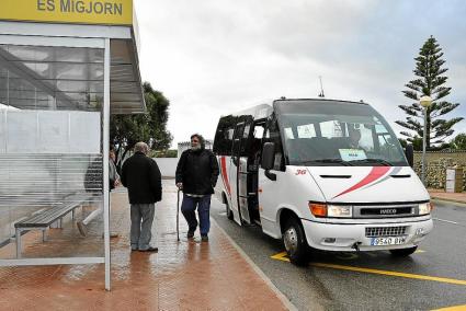 El bus de Maó este lunes en la parada de Es Migjorn a las 14.45 horas, una frecuencia solo operativa este día de la semana