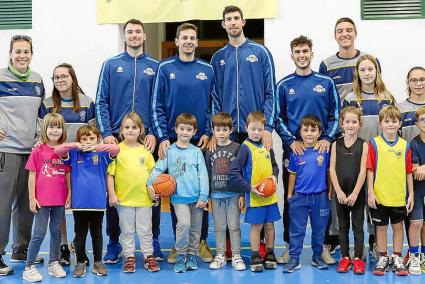 Los jugadores del Hestia y los niños del Boscos evidenciaron una gran conexión este martes en Santa Clara