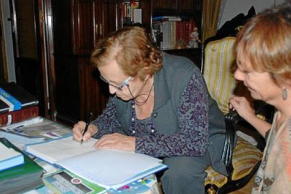 Tresserras, dedicando hace años a Tita Llorens el libro que escribió