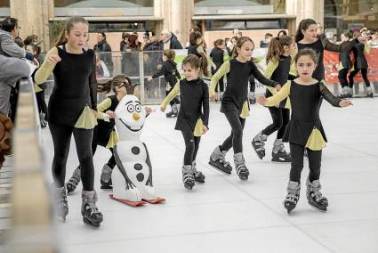 Espectáculo inaugural. La apertura de la pista contó con la colaboración de las jóvenes patinadoras de la Escola U.D. Mahón en u