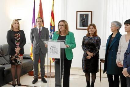 La presidenta del Consell, Susana Mora, durante su discurso en el acto celebrado ayer en la Dirección Insular, junto a Isabel Ló