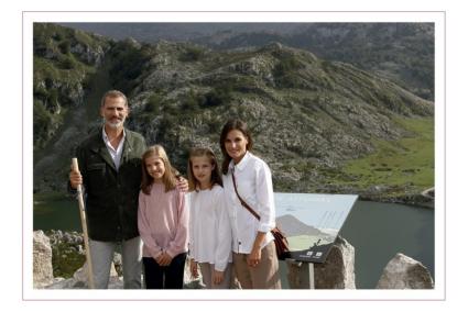 Los Reyes Felipe y Letizia, junto a sus hijas, Leonor y Sofía, en los lagos de Covadonga