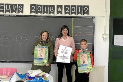 El premiat del concurs de dibuix Joan Caules Caules amb la regidora de Joventut Regina Sintes i la directora de l’escola Silvana