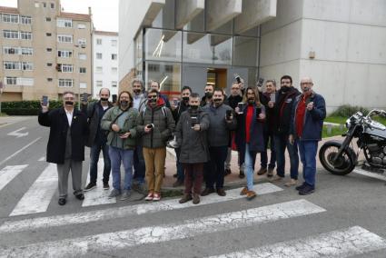 La concentración ha tenido lugar frente a los juzgados de Maó.