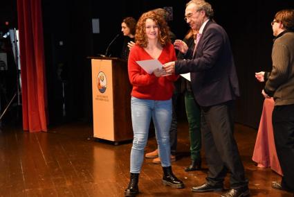 Els alumnes van pujar a l’escenari de la Sala Multifuncional per rebre un diploma i un petit obsequi.