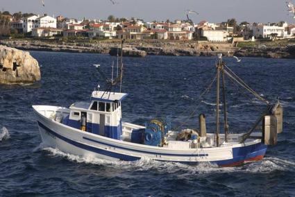 El Gobierno prohíbe de forma temporal la pesca de arrastre undía a la semana en Menorca.