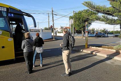 Andar tres kilómetros para coger el bus escolar de Cala en Porter, en Alaior.