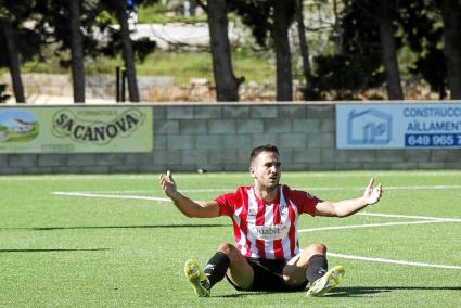 El delantero del Mercadal, Guillem Martí, en el césped durante un partido.