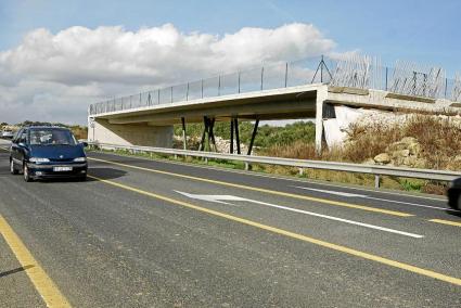 Las lineas amarillas en el suelo y las estructuras a medias en los márgenes continuarán acompañando a los conductores durante 20