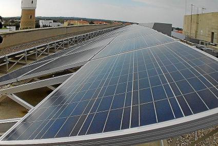 Placas fotovoltaicas instaladas en la cubierta de la sede del Consell