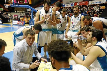 El entrenador del Hestia Menorca, Oriol Pagès, se dirige a sus jugadores en un tiempo muerto