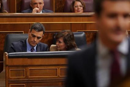 Pedro Sánchez conversa con Carmen Calvo, con Pablo Casado en primer plano