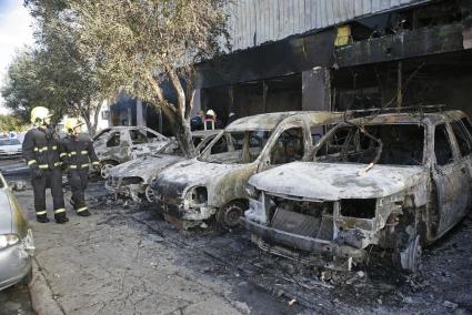 Un voraz incendio destruyó la nave de la empresa de automóviles Mayca Vidal SL en el Polígono de Maó, el pasado 28 de diciembre