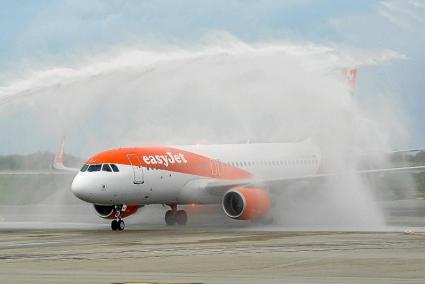 ATERRIZA EN MENORCA EL PRIMER VUELO DESDE LONDRES TRAS LA FALLIDA DE MONARCH