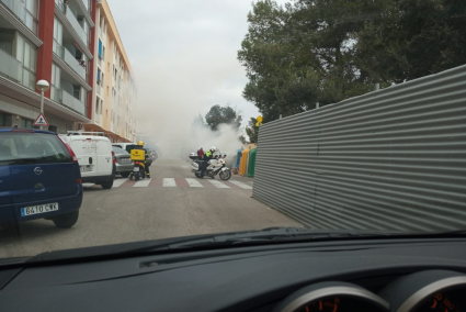 El 112 ha sido alertado del humo que salía de un contenedor de cartón en la calle Font i Vidal de Maó, detrás del Instituto Joan