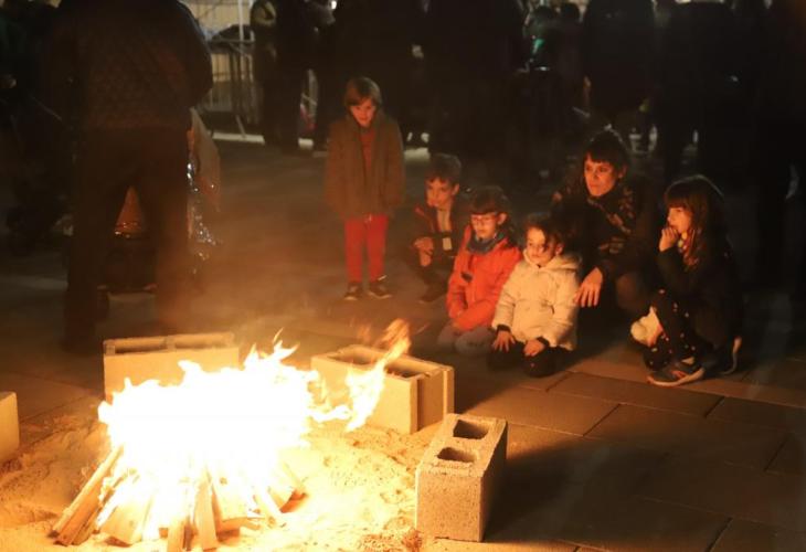 Els fillets miren el fogueró al Claustre del Carme de Maó