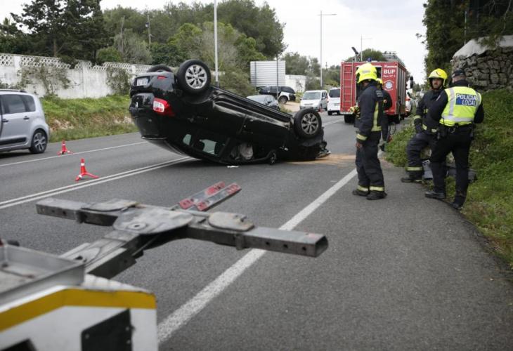 El coche ha quedado volcado en medio de la calzada la mañana de este sábado