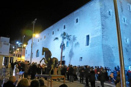 L’escultura «Stallone» de Nag Arnoldi girat cap el conjunt monumental del Convent de Sant Diego que des d’aquest dissabte lueix