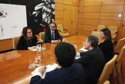 La presidenta del Consell de Menorca, Susana Mora, se ha reunido este jueves con el secretario de Estado de Infraestructuras, Transporte y Vivienda, Pedro Saura, y la secretaria general de Transportes, María José Rayo.