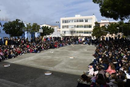 L’acte va tenir lloc a la plaça de l’Empordà aquest dimecres, on es van congregar els fillets i les filletes de les escoles acom