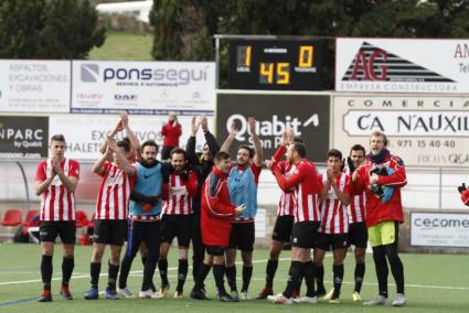 Los jugadores del Mercadal celebran el triunfo