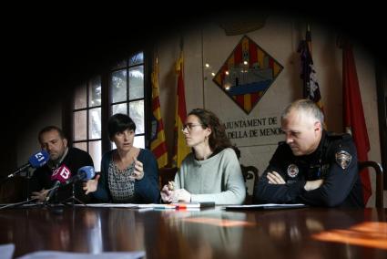 La alcaldesa Joana Gomila con la concejal Laura Anglada,el jefe de Policía Local, Ignasi Camps y el técnico Josep Marquès.