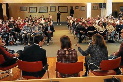 Autoridades y jóvenes en el encuentro de este jueves en Maó