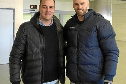 Andrés Miso, junto al director deportivo del Hestia Menorca, Miki Ortiz, este martes en el aeropuerto menorquín, instantes despu