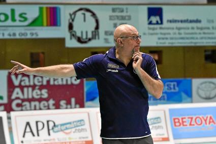 José Manuel González, dando instrucciones a sus jugadoras, este pasado sábado en su enésimo regreso al Pavelló