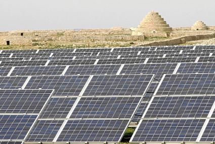 Hileras de placas solares en el parque de Son Salomó