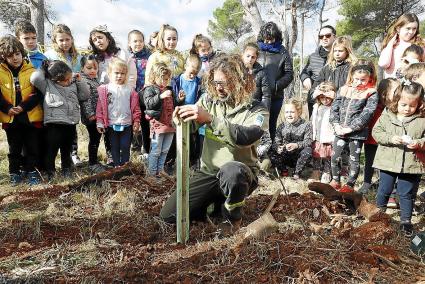 Els alumnes de l’escola de Fornells van observar amb atenció i també es van mostrar molt actius fent preguntes sobre el foc i le