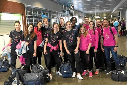 Rostros que delatan ilusión en la expedición del Avarca, ayer en el Aeropuerto de Maó, antes de emprender el viaje hacia las Islas Canarias.