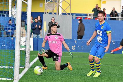 El capitán local, Xavi Marquès, ante el meta visitante, Jesús Sastre, tras el empate del Penya.