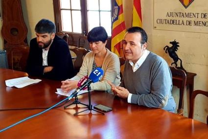 Sergio Servera, Joana Gomila y el director general de Consumo, Francesc Dalmau, este martes