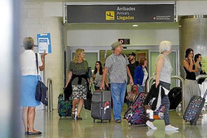 MAHON. AEROPUERTOS. PASAJEROS EN EL AEROPUERTO DE MENORCA .