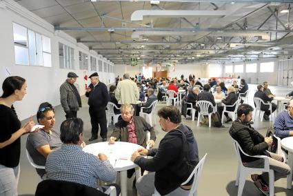 El Recinte Firal de Maó presentava un gran ambient amb moltes taules de jugadors com es pot veure en aquesta imatge del matí