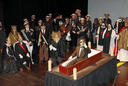 El seguici fúnebre va començar a l’Ajuntament i es va dirigir al Teatre Principal, el qual es va omplir de famílies